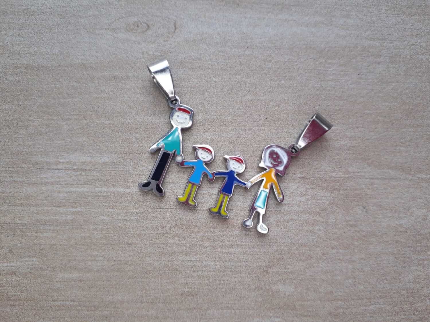 DIJE DE ACERO FAMILIA ESMALTADA CON 2 NENES. 30 X 20 MM