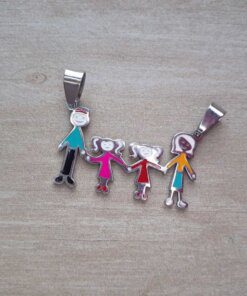 DIJE DE ACERO FAMILIA ESMALTADA CON 2 NENAS. 36 X 20 MM