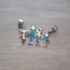 DIJE DE ACERO FAMILIA ESMALTADA CON NENA Y NENE. 30 X 20 MM