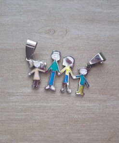 DIJE DE ACERO FAMILIA ESMALTADA CON NENA Y NENE. 30 X 20 MM