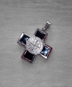 DIJE DE ACERO CRUZ DEL EQUILIBRIO ESMALTADA EN NEGRO CON SAN BENITO EN EL CENTRO.