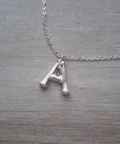 COLGANTE DE ACERO BLANCO ESLABÓN ESPEJITO CON DIJE LETRA. LARGO 40 CM + 4,5 CM EXT.