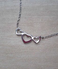COLGANTE DE ACERO TIPO CHOKER ESLABÓN ESPEJITO CON CENTRO TRIPLE CORAZÓN. LARGO 34 CM + 4 CM EXT.