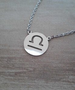 COLGANTE DE ACERO ESLABÓN ESPEJITO CON DIJE DE SIGNOS ZODIACALES . LARGO 45 CM