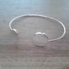 PULSERA DE ACERO BLANCO ESCLAVA ABIERTA CON FIGURAS REDONDAS EN LOS EXTREMOS