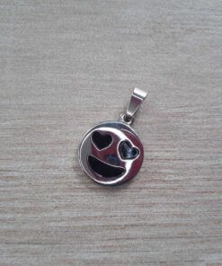 DIJE DE ACERO MEDALLA SEMI BOMBÉ EMOJI CON ANTEOJO NEGRO. DIÁMETRO 16 MM
