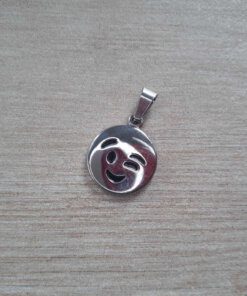 DIJE DE ACERO MEDALLA SEMI BOMBÉ CON EMOJI GUIÑANDO UN OJO. DIÁMETRO 16 MM