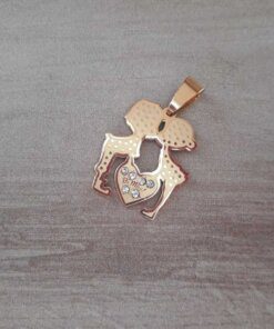 DIJE DE ACERO DORADO PAREJITA CON CORAZÓN STRASS "BE MINE". 20 X 25 MM