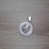 DIJE DE ACERO REDONDO DE STRASS CON SÍMBOLO DE GÉNERO EN SU INTERIOR. DIÁMETRO 20 MM
