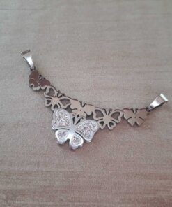 DIJE DE ACERO 5 MARIPOSAS CON MARIPOSA DE STRASS BLANCO. 46 X 21 MM