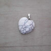 DIJE DE ACERO PIEDRA HOWLITE EN FORMA DE CORAZÓN. 20 MM