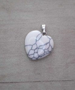 DIJE DE ACERO PIEDRA HOWLITE EN FORMA DE CORAZÓN. 20 MM