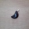 DIJE DE ACERO DE PIEDRA LLUVIA DE ESTRELLAS EN FORMA DE LUNA. 10 X 20 MM