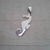 DIJE DE ACERO HIPOCAMPO 16 X 36 MM
