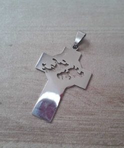 DIJE DE ACERO CRUZ ANCHA CON ISLAS MALVINAS CALADAS. TAMAÑO 30 X 45 MM
