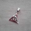 DIJE DE ACERO TRIANGULO (Símbolo de las reliquias) "HARRY POTTER". 20 X 23 MM