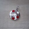 DIJE DE ACERO PELOTA FÚTBOL PLANA CON GAJOS ROJO Y BLANCO. DIÁMETRO 28 MM