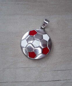 DIJE DE ACERO PELOTA FÚTBOL PLANA CON GAJOS ROJO Y BLANCO. DIÁMETRO 28 MM