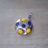 DIJE DE ACERO PELOTA FÚTBOL PLANA CON GAJOS AZUL Y AMARILLO. DIÁMETRO 28 MM