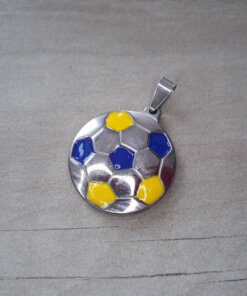 DIJE DE ACERO PELOTA FÚTBOL PLANA CON GAJOS AZUL Y AMARILLO. DIÁMETRO 28 MM