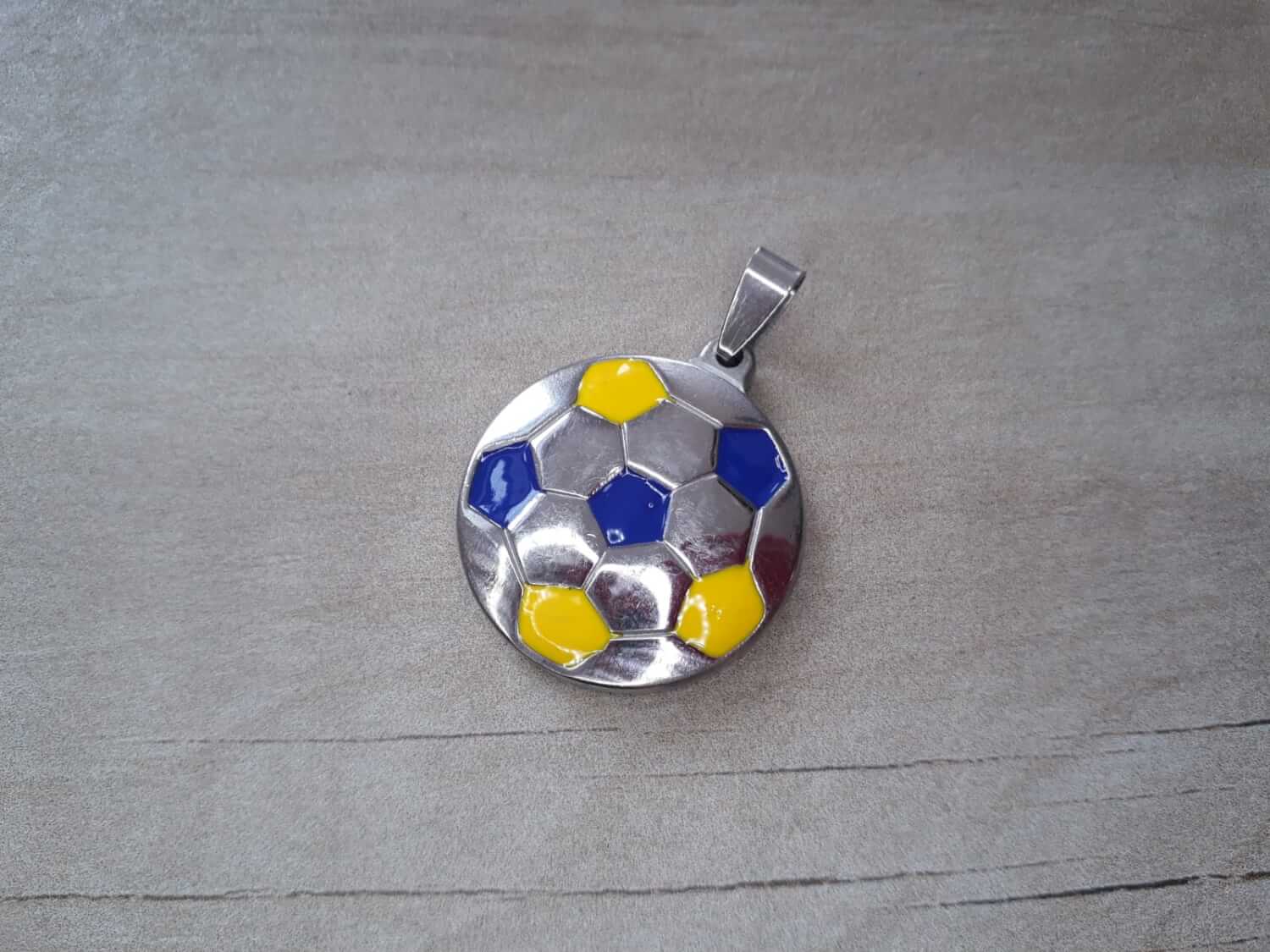 DIJE DE ACERO PELOTA FÚTBOL PLANA CON GAJOS AZUL Y AMARILLO. DIÁMETRO 28 MM