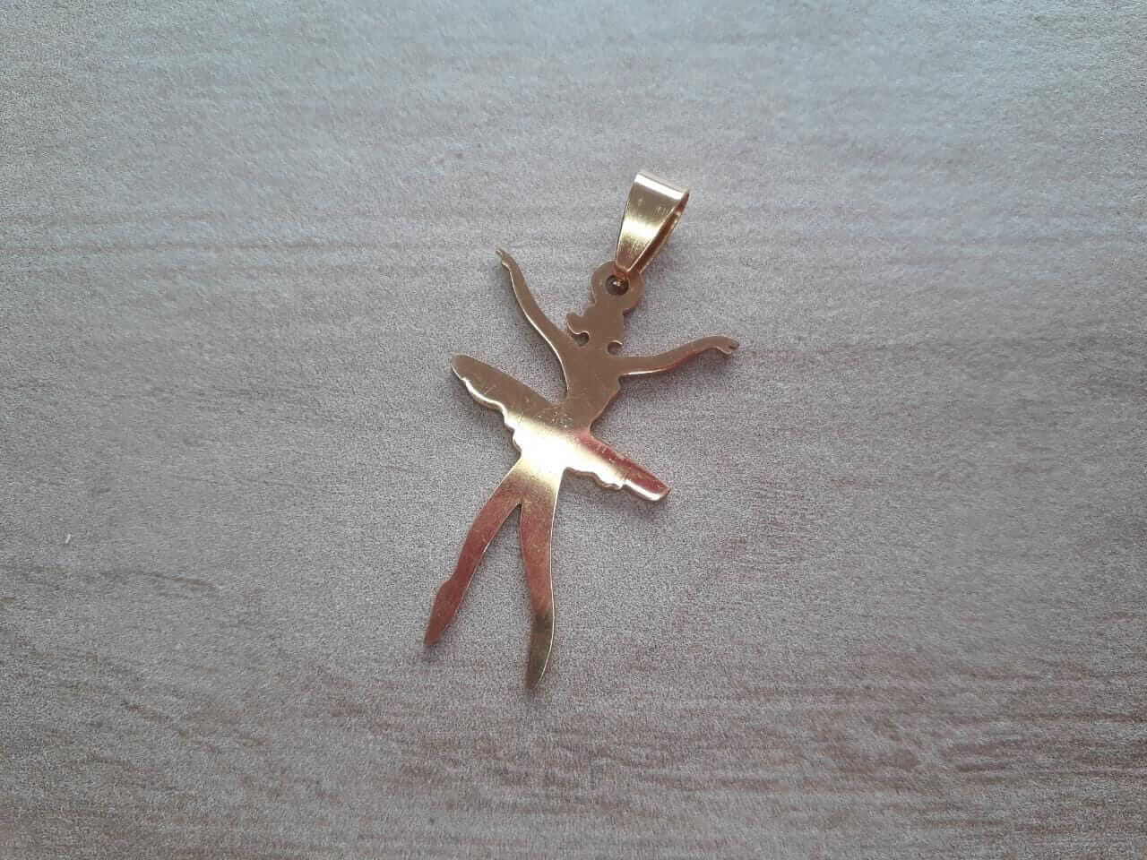 DIJE DE ACERO DORADO BAILARINA. 25 X 37 MM
