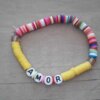 PULSERA DE MOSTACILLAS MITAD COLORIDAS Y MITAD AMARILLA CON LA FRASE "AMOR"