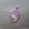 DIJE DE ACERO MEDALLA OVALADA VIRGEN DE LUJAN ESMALTADA ROSA. MEDIDAS 25 X 37 MM