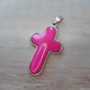 DIJE DE ACERO CRUZ CON PIEDRA FUCSIA 30 X 50 MM