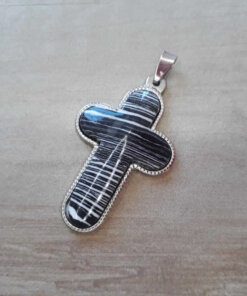 DIJE DE ACERO CRUZ CON PIEDRA BLANCA CON RAYAS NEGRAS 30 X 50 MM