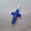 DIJE DE ACERO CRUZ CON PIEDRA AZUL 30 X 50 MM