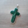 DIJE DE ACERO CRUZ CON PIEDRA MALAQUITA 30 X 50 MM