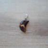 DIJE DE ACERO DE PIEDRA OJO DE TIGRE EN FORMA DE LUNA. 10 X 20 MM