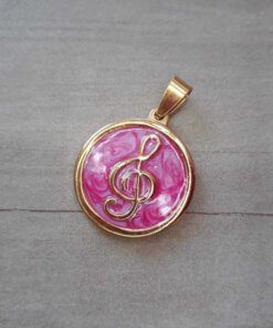 DIJE DE ACERO DORADO MEDALLA 25 MM ESMALTADA ROSA CON CLAVE DE SOL