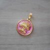 DIJE DE ACERO DORADO MEDALLA 25 MM ESMALTADA ROSA CON ÁRBOL DE LA VIDA