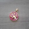 DIJE DE ACERO DORADO MEDALLA 25 MM ESMALTADA ROSA CON HUELLA
