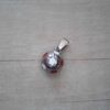 DIJE DE ACERO PELOTA FÚTBOL 13 MM  ESMALTADO BLANCO Y ROJO