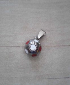 DIJE DE ACERO PELOTA FÚTBOL 13 MM  ESMALTADO BLANCO Y ROJO