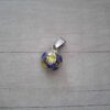 DIJE DE ACERO PELOTA FÚTBOL 13 MM  ESMALTADA AZUL Y AMARILLO