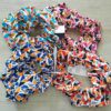 SCUNCI DE TELA ESTAMPADO X 12 UNIDADES SURTIDA EN COLORES