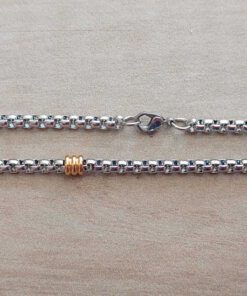 CADENA DE ACERO ROLO CUADRADA 4.0 CON 4 APLIQUES DORADOS.