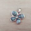 DIJE DE ACERO MARIPOSA PIEDRA NEGRA CON LINEAS BLANCAS. 27 X 24 MM