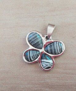 DIJE DE ACERO MARIPOSA PIEDRA NEGRA CON LINEAS BLANCAS. 27 X 24 MM