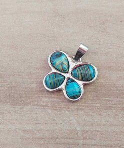 DIJE DE ACERO MARIPOSA PIEDRA CON TONOS TURQUESAS. 27 X 24 MM