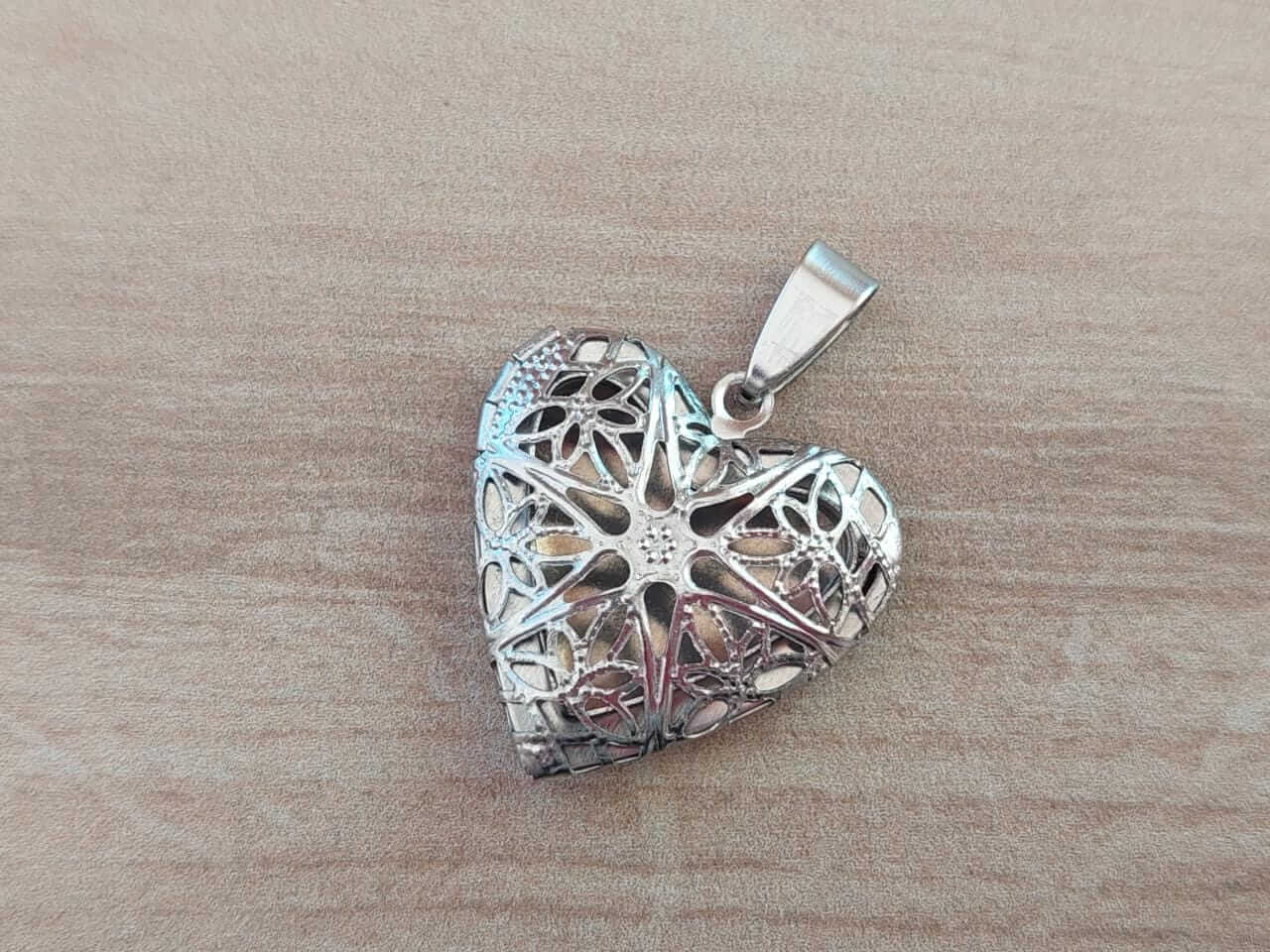 DIJE DE ACERO RELICARIO CORAZÓN CALADO 25 MM