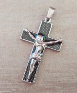 DIJE DE ACERO CRUZ ENNEGRECIDA CON CRISTO. 30 X 45 MM