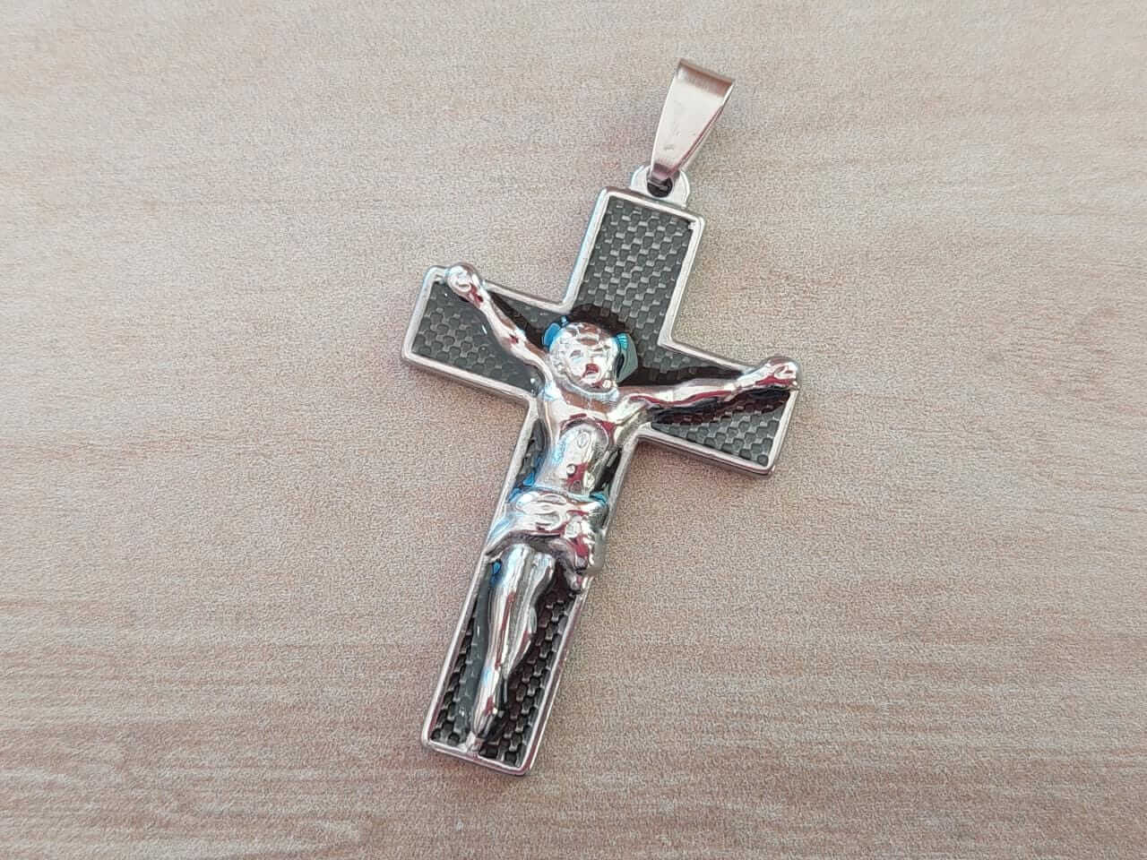 DIJE DE ACERO CRUZ ENNEGRECIDA CON CRISTO. 30 X 45 MM