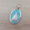 DIJE DE ACERO MEDALLA OVALADA VIRGEN DE LUJAN ESMALTADA CELESTE. MEDIDAS 25 X 37 MM