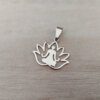 DIJE DE ACERO FLOR DE LOTO CALADA CON PERSONA EN POSICIÓN DE LOTO EN SU INTERIOR. 25 X 23 MM