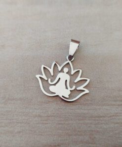 DIJE DE ACERO FLOR DE LOTO CALADA CON PERSONA EN POSICIÓN DE LOTO EN SU INTERIOR. 25 X 23 MM
